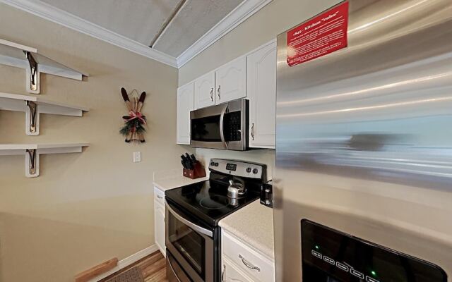 Spacious 3 Bed 3 Bath Condo with 3 Spas and Great View - Just Steps Away from Ski Adventure! by RedAwning