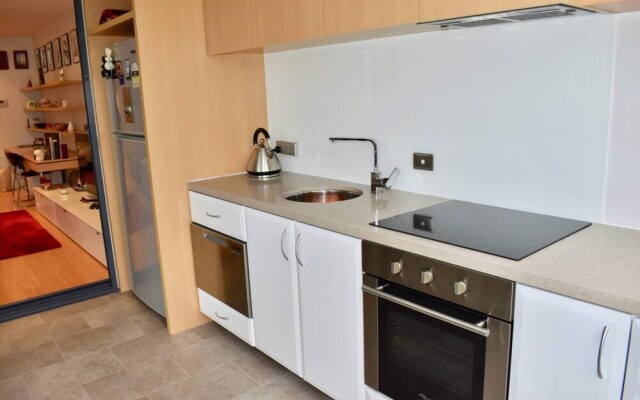 Upscale 2 Bedroom Apartment With Balcony in CBD