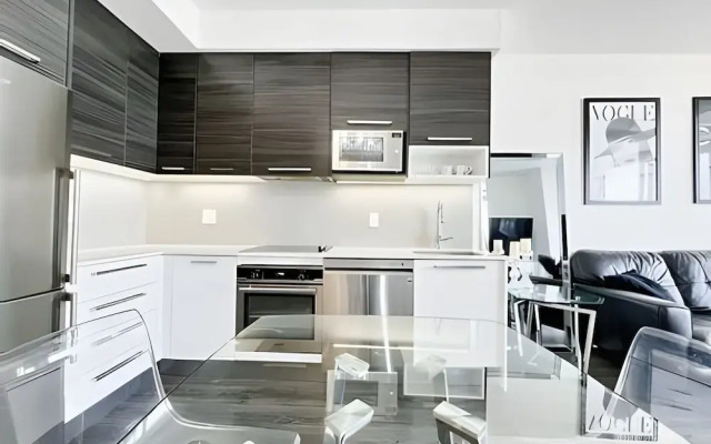 Gorgeous Condo By the Lake W/Parking