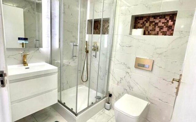 3 Bedroom Riverview Flat Canary Wharf Free Parking