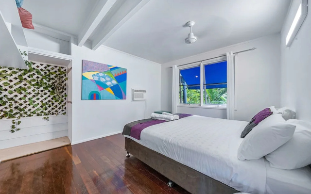 The Treehouse – Guest Rooms – Airlie Beach