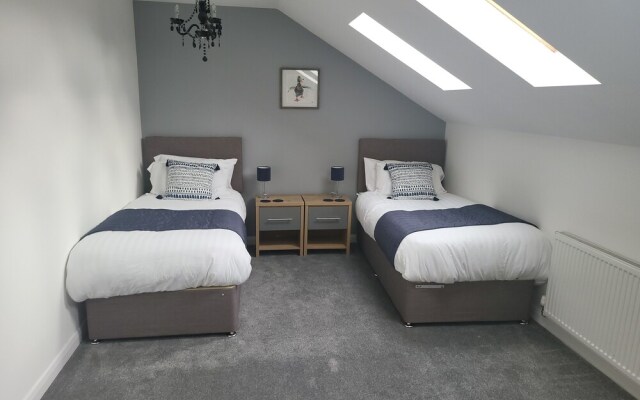 4 Bedroom Home Tameside, Grt Manchester Sleeps 7