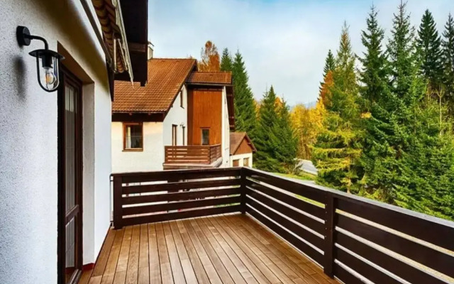 Spacious Villa With Lush Garden