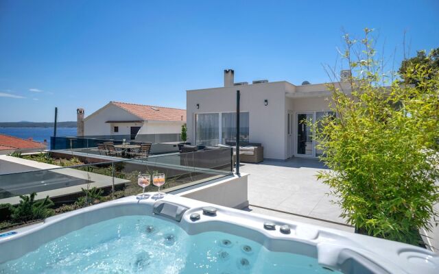 Exclusive Seafront Suites with hot tub