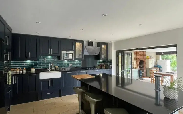 Remarkable 8 Bed Family House Sleeping 16 w/ Pool