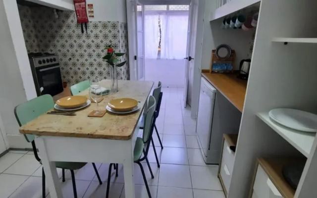 Sunny Terrace Apt, Close to Downtown! 2 Bedroom Flat