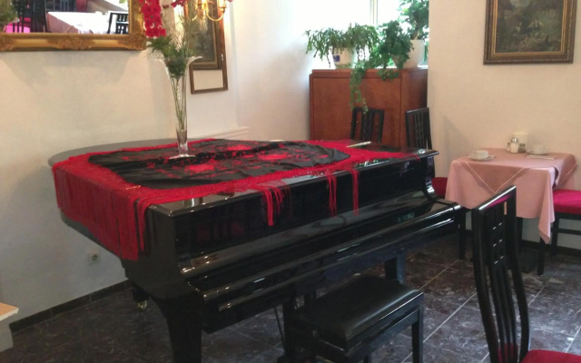 Montree Hotel
