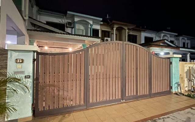 Baba & Charlie Homestay