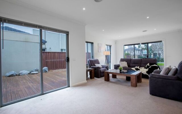 Superb Luxe 5BR House@point Cook Near Lake