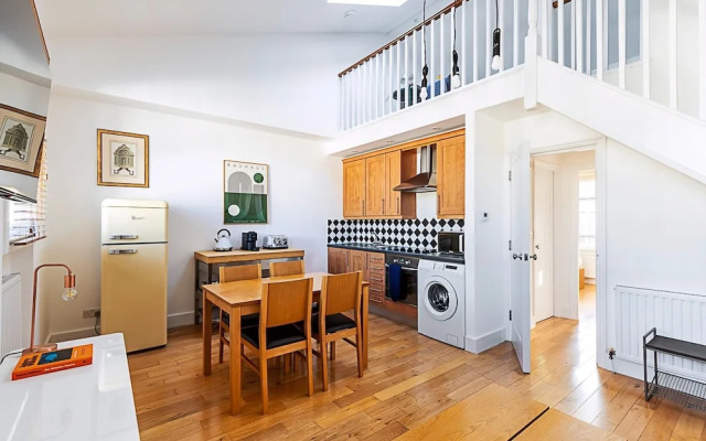 Stylish Chelsea Flat With Luxe Comfort & Charm