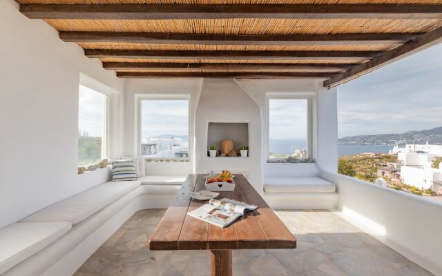 Carmelita Villa with Pool by Stylish Stays