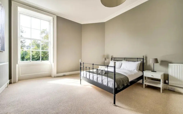 Bright and Spacious 4-bedroom Apart in Stockbridge