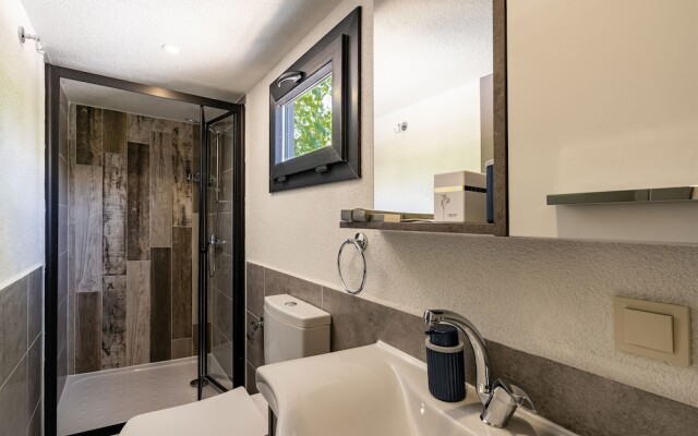 Yoruk Ali Konagi ve Yayla Evleri