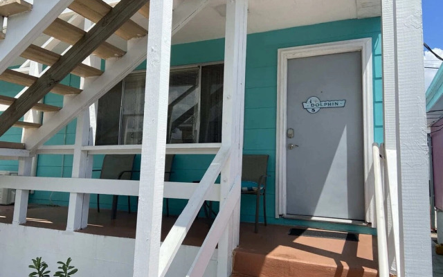 Holiday Court 05 - Dolphin