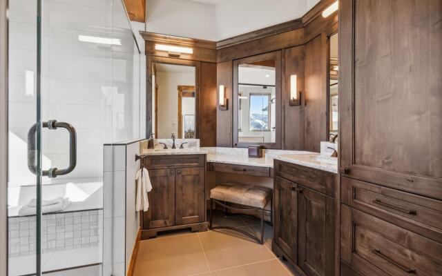 Northwoods 5 Bedroom Home by RedAwning