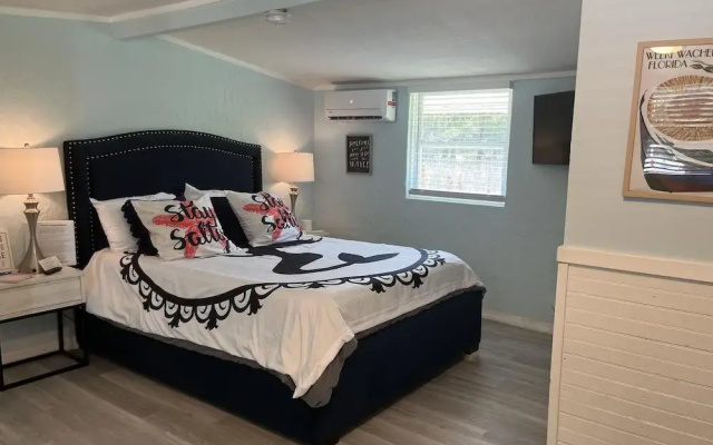 Neptune's Grotto Waterfront Retreat