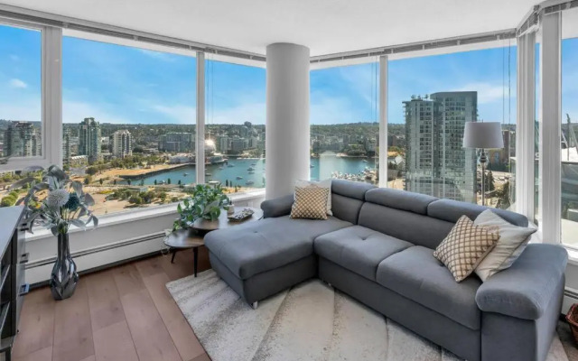 Spacious DT 2-BDR High-rise with view, pool, gym