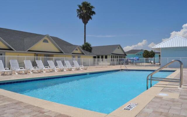 Travelodge by Wyndham Panama City Beach / Beachfront
