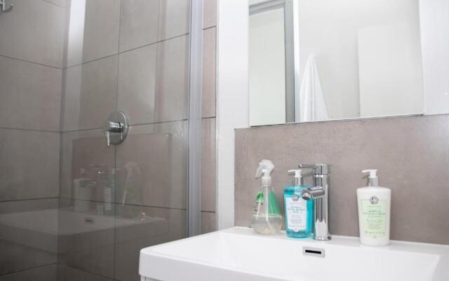 “Pop Inn” modern apartment in heart of Bryanston