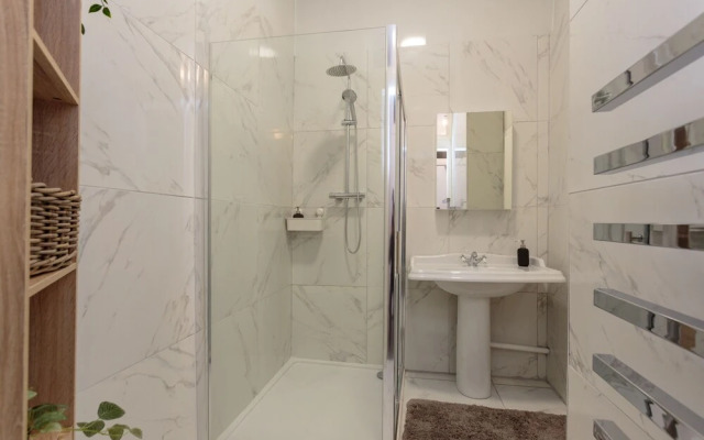 Stylish Apartment at the Edge of Meadows Park