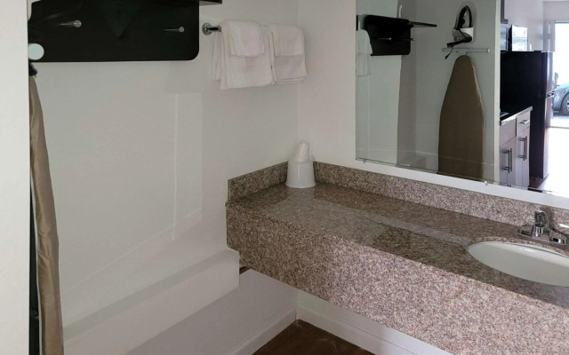 Rodeway Inn & Suites Thousand Palms - Rancho Mirage