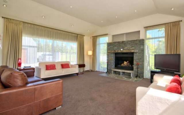 Queenstown Exclusive Retreat with Hot Tub