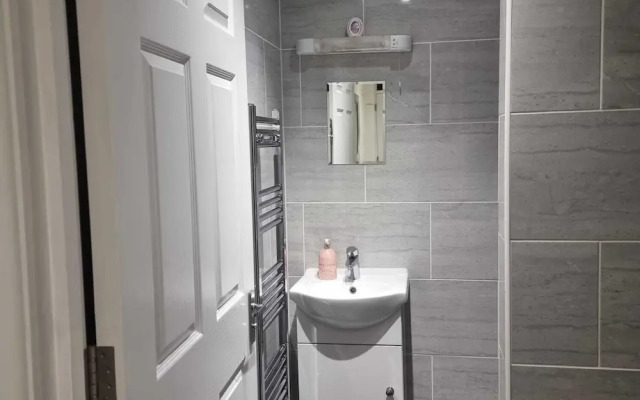 Charming 4-bed House in Enfield North London