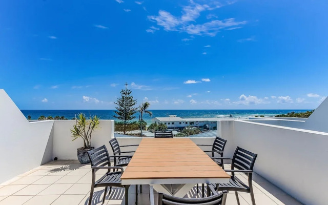 Luxe Oceanfront Haven with a Rooftop Spa