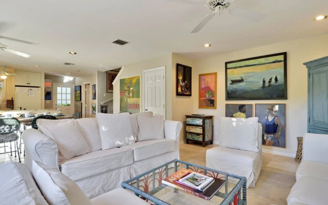 Artist Garden by Avantstay Great Location w/ Balcony, Outdoor Dining, Shared Pool & Bbq! Week Long Stays