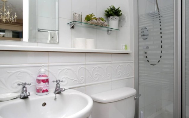 2 Bedroom Flat With Garage Parking