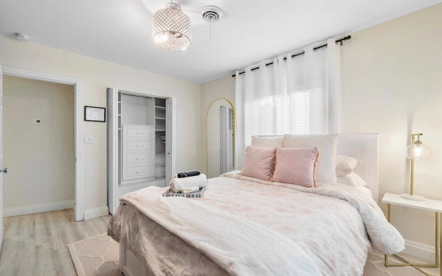 Coastal Retreat Stylish 4 BDR w/ Private Pool!