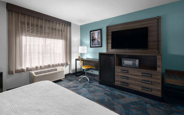 La Quinta Inn & Suites by Wyndham Greensboro NC