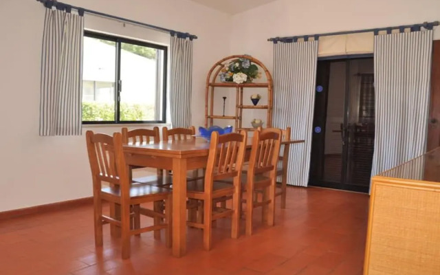 Nestled in Vilamoura, Private Pool, Free Off-street Parking, AC & Wifi