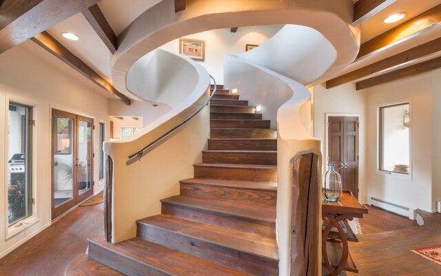 Encantada - Spacious and Luxurious Home, Walk to The Plaza