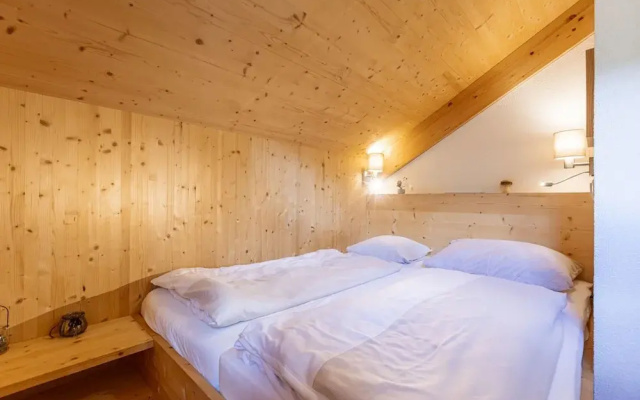 Spacious Chalet With hot tub