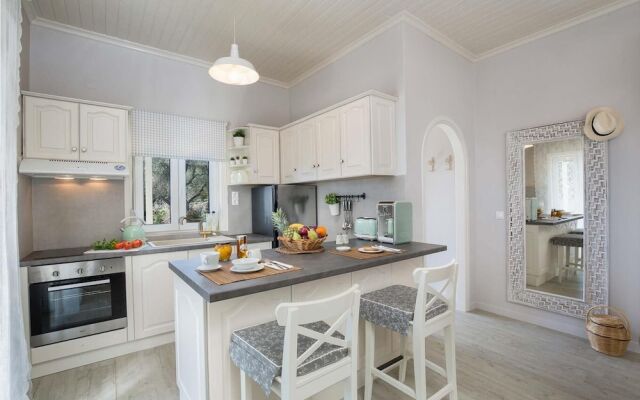 Chryssa Villa - Sun - Splashed Romantic