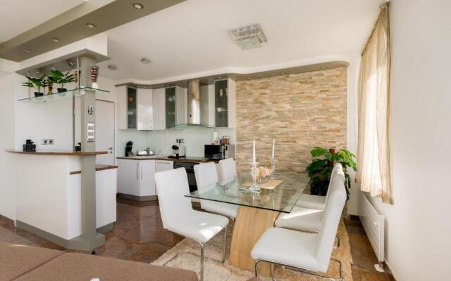 Panorama Dream Home w 3BDR, A/C, Garage & Jacuzzi