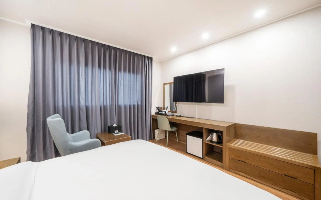 The 7 Business Hotel