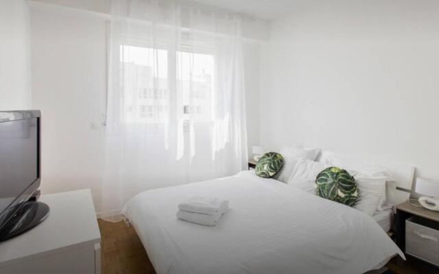 Stunning 2 bed Flat Nice front of the beach Seaview