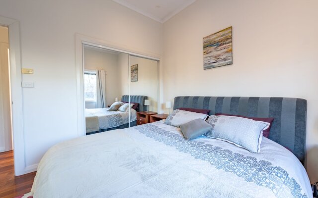 Gorgeous family retreat next to the CBD