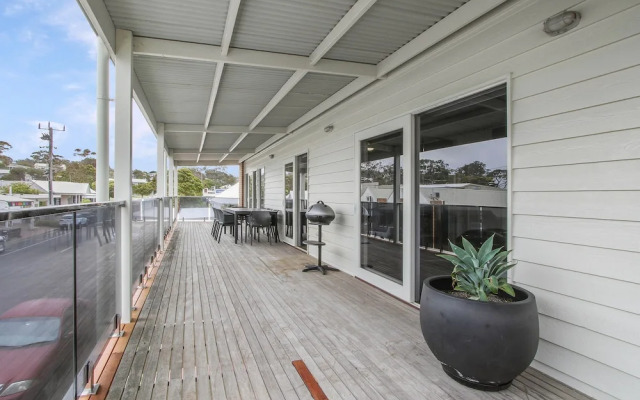 The Apartment, Metung