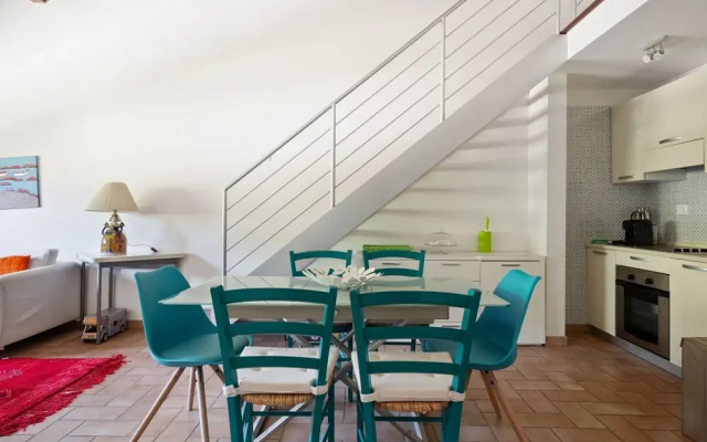 Waterfront Mansion in Rome near Lake