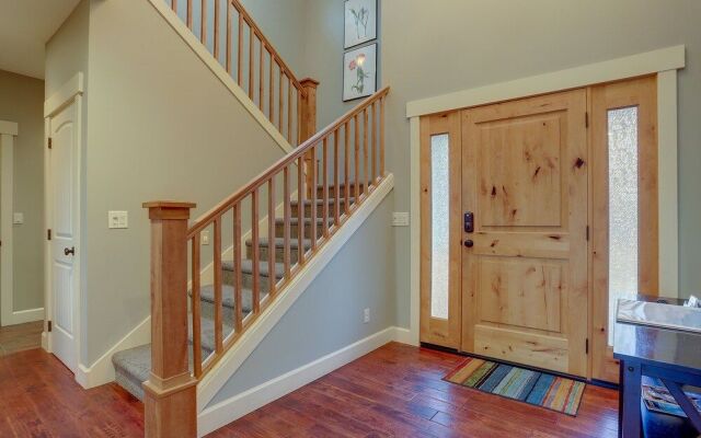 Spacious Five Peaks Home with Soaking Tub and BBQ by RedAwning