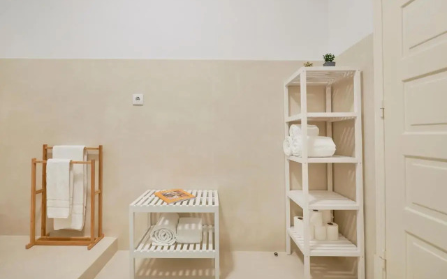 Light-Filled & Renovated Apartment, By TimeCooler