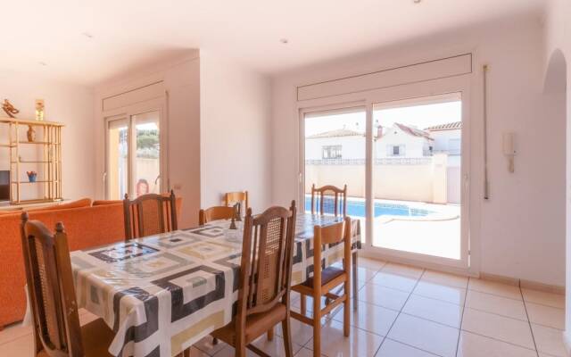 Luxurious Holiday Home in L'escala With Swimming Pool