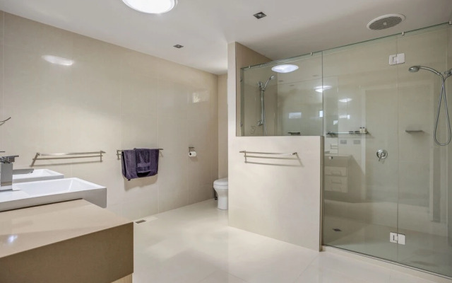 The Sanctuary: Stunning. Hot tub spa + Linen