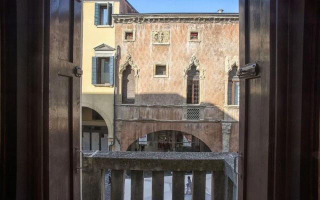 Piazza dei Frutti Flat