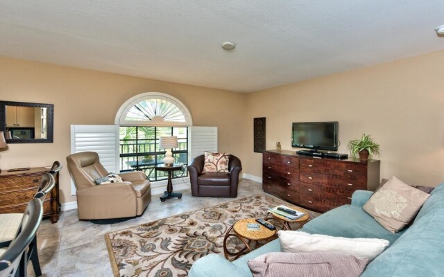 Le Monaco - Romantic 1 BR Condo Steps from 5th Ave S. Chic Coastal Retreat with King Bed and Beach Access. Perfect Location for Couples Near Dining, Shopping, and Naples Beach