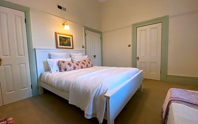 Te Rata House - All 6 Rooms