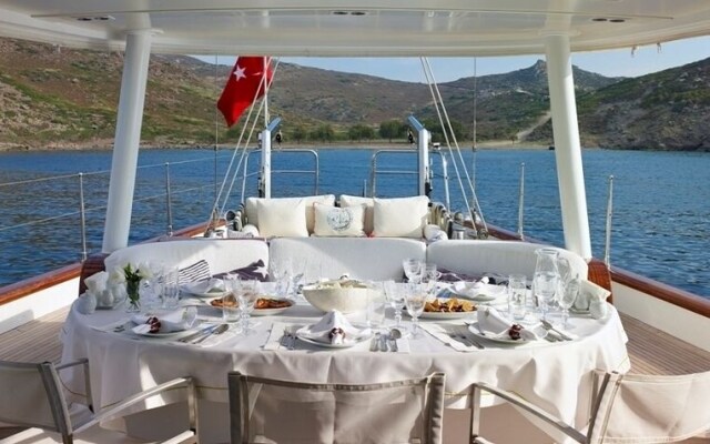 Sailing Yacht Glorious